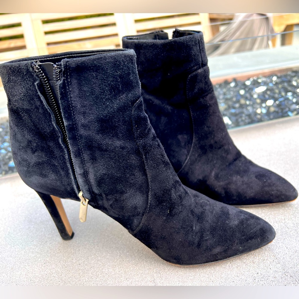 Sam Edelman heeled boot in black soft material. Leather upper inside